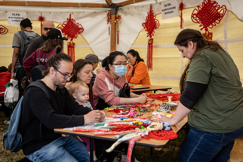 Gyermeknapi programok a Városligetben, az ELTE Konfuciusz Intézet sátrában