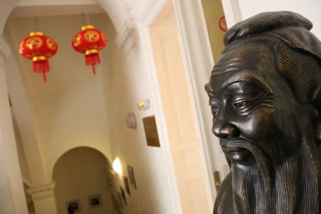 Konfuciusz szobra az ELTE Konfuciusz Intézetben