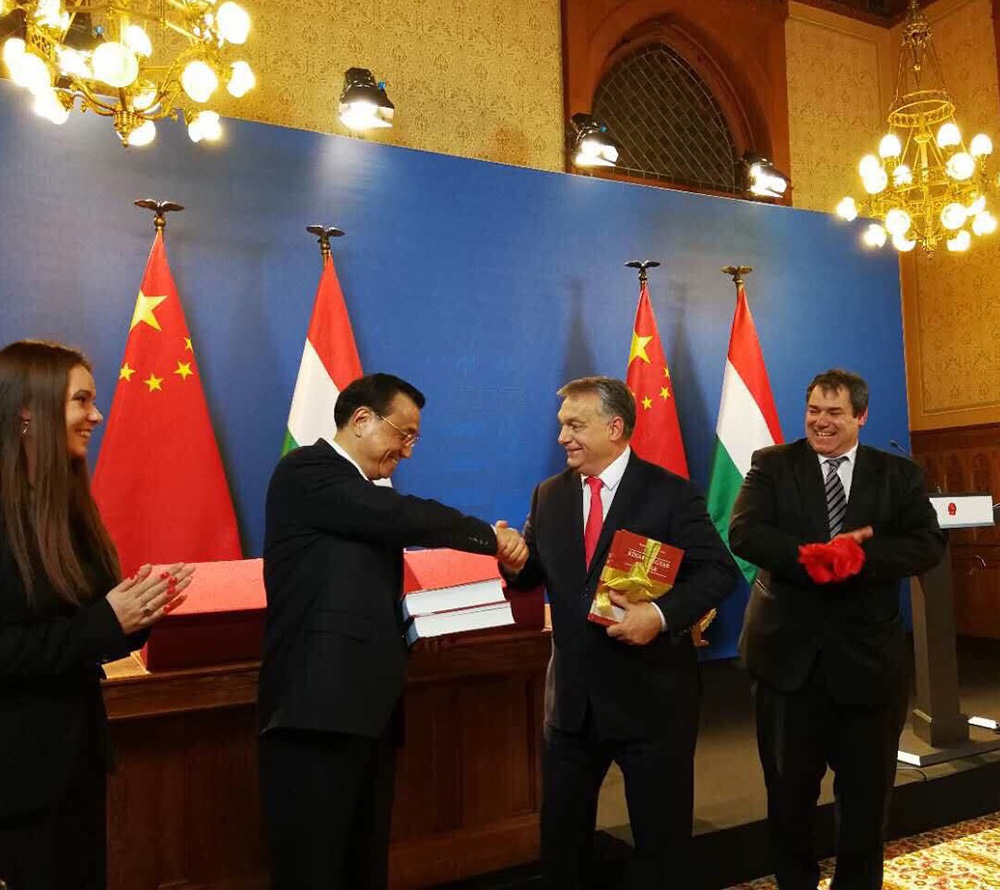 Li Keqiang miniszterelnök úr az ELTE Konfuciusz Intézet újonnan megjelent, több, mint 2000 oldalas, kétkötetes Kínai-Magyar Középszótár díszpéldányaival.
