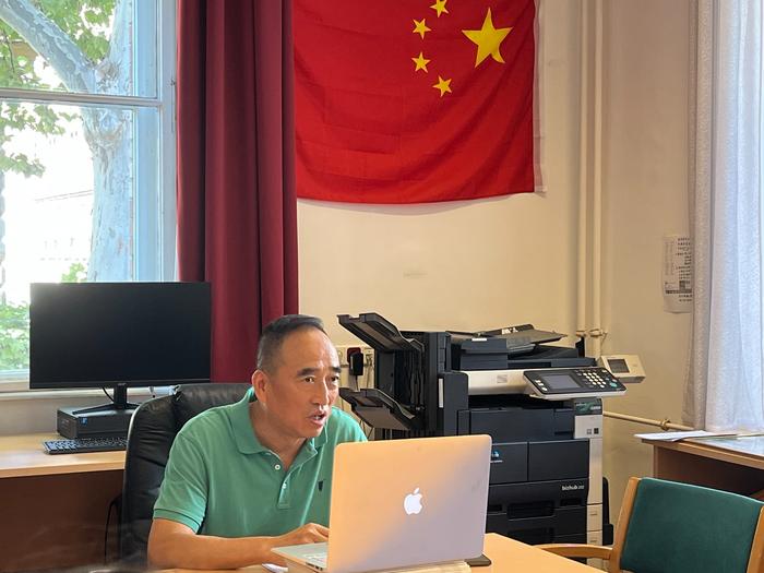 李登贵老师主持会议
